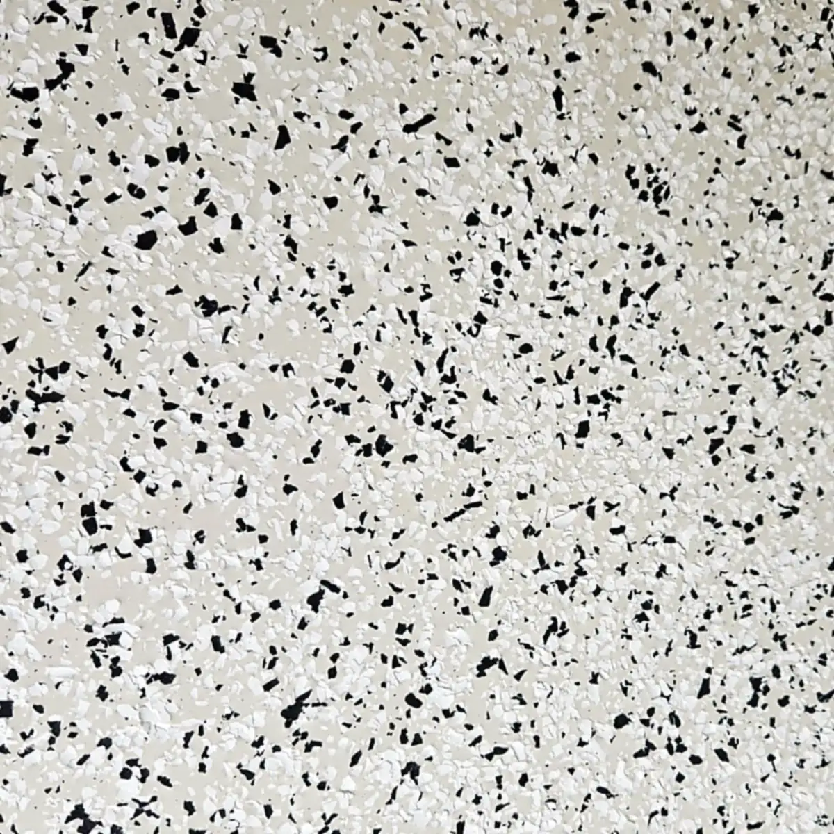 Detalle de los chips grises, blancos y negros sobre la base beige