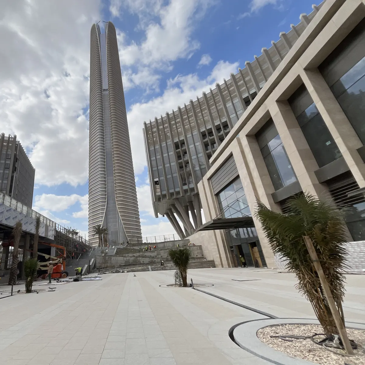 La Iconic Tower sobre la plaza del distrito central de negocios, en la Nueva Capital Administrativa