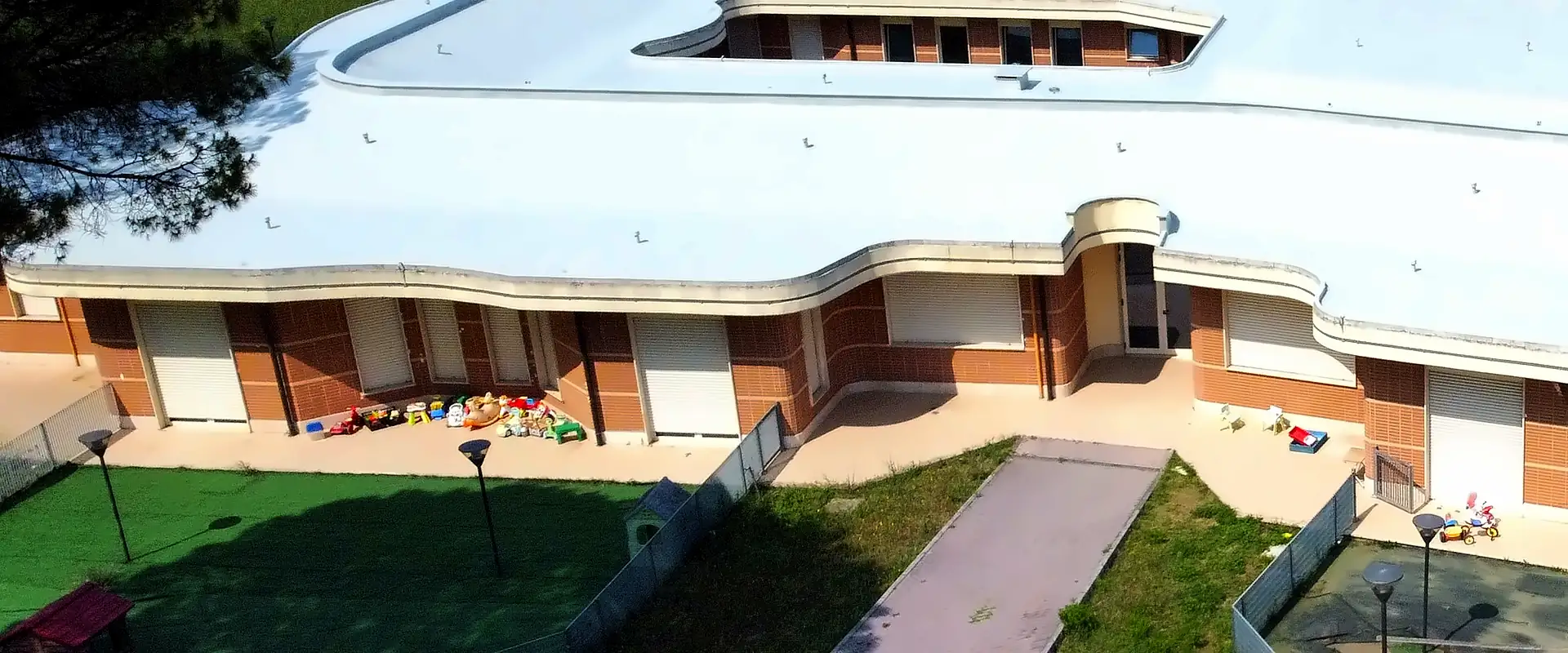 Hot-spray Impermax Polyurea H roof membrane on a school building