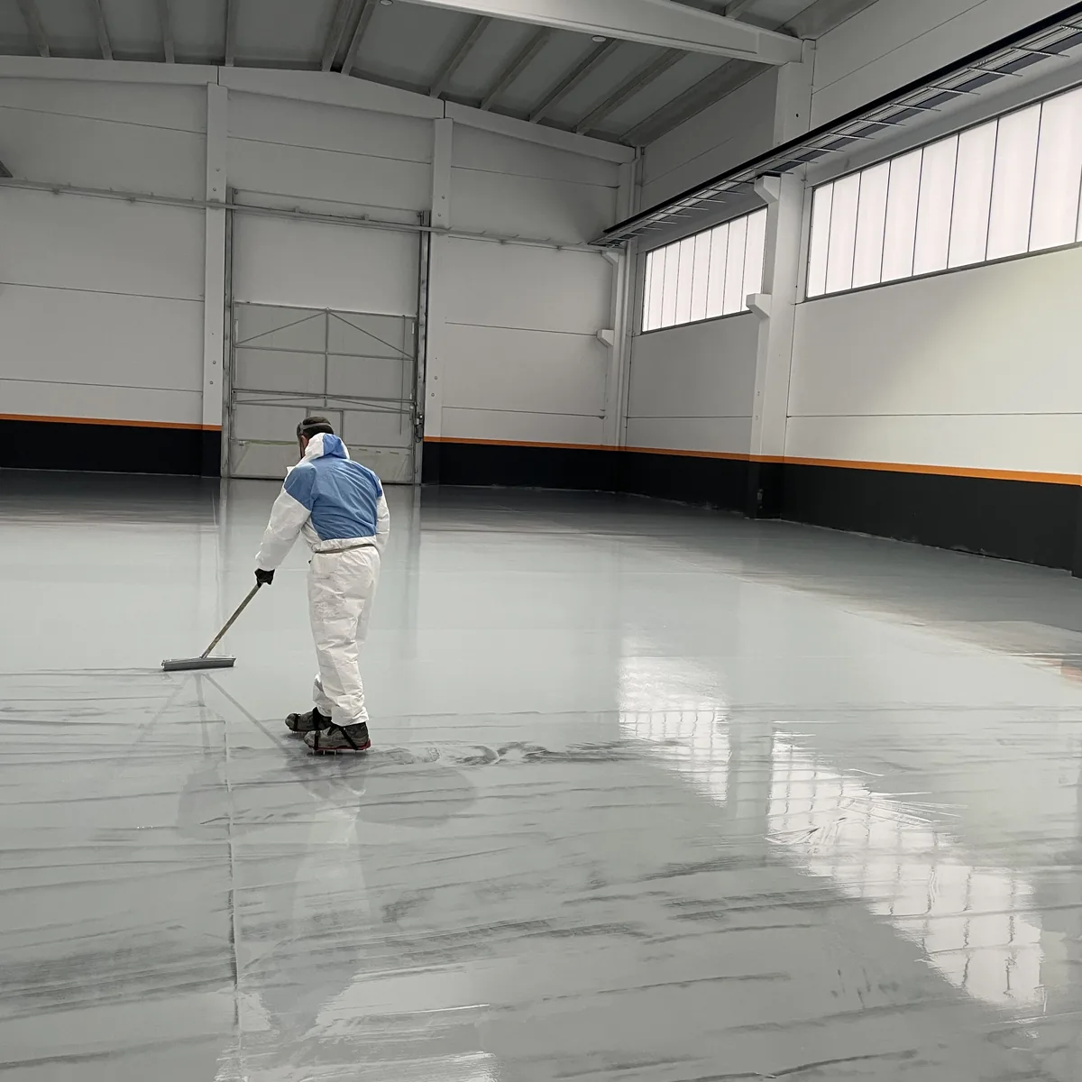 Applicator back-rolling the final epoxy coat, A Coruña factory Applicator back-rolling the final epoxy coat, A Coruña factory