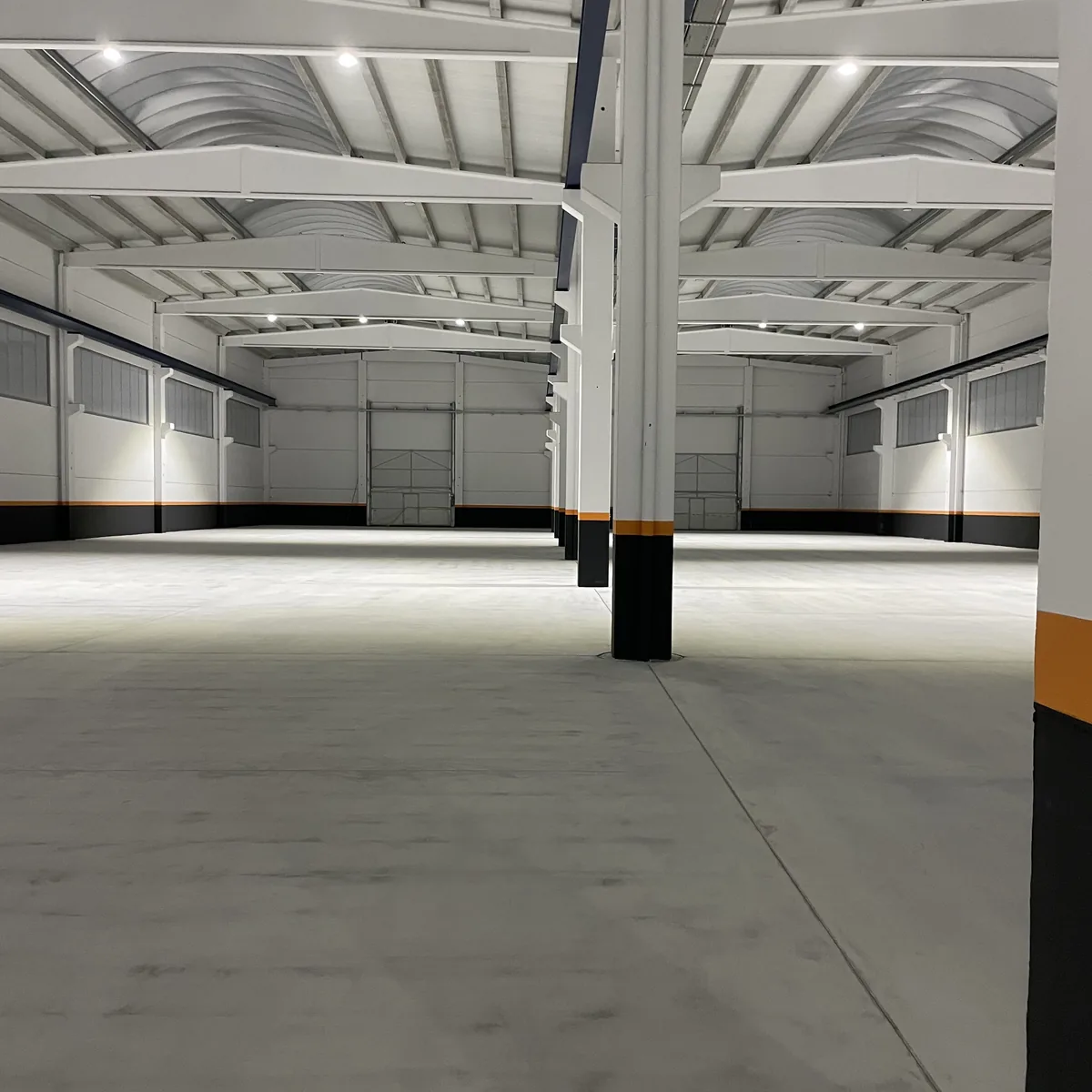 Steel columns on the uncoated factory slab, A Coruña Steel columns on the uncoated factory slab, A Coruña