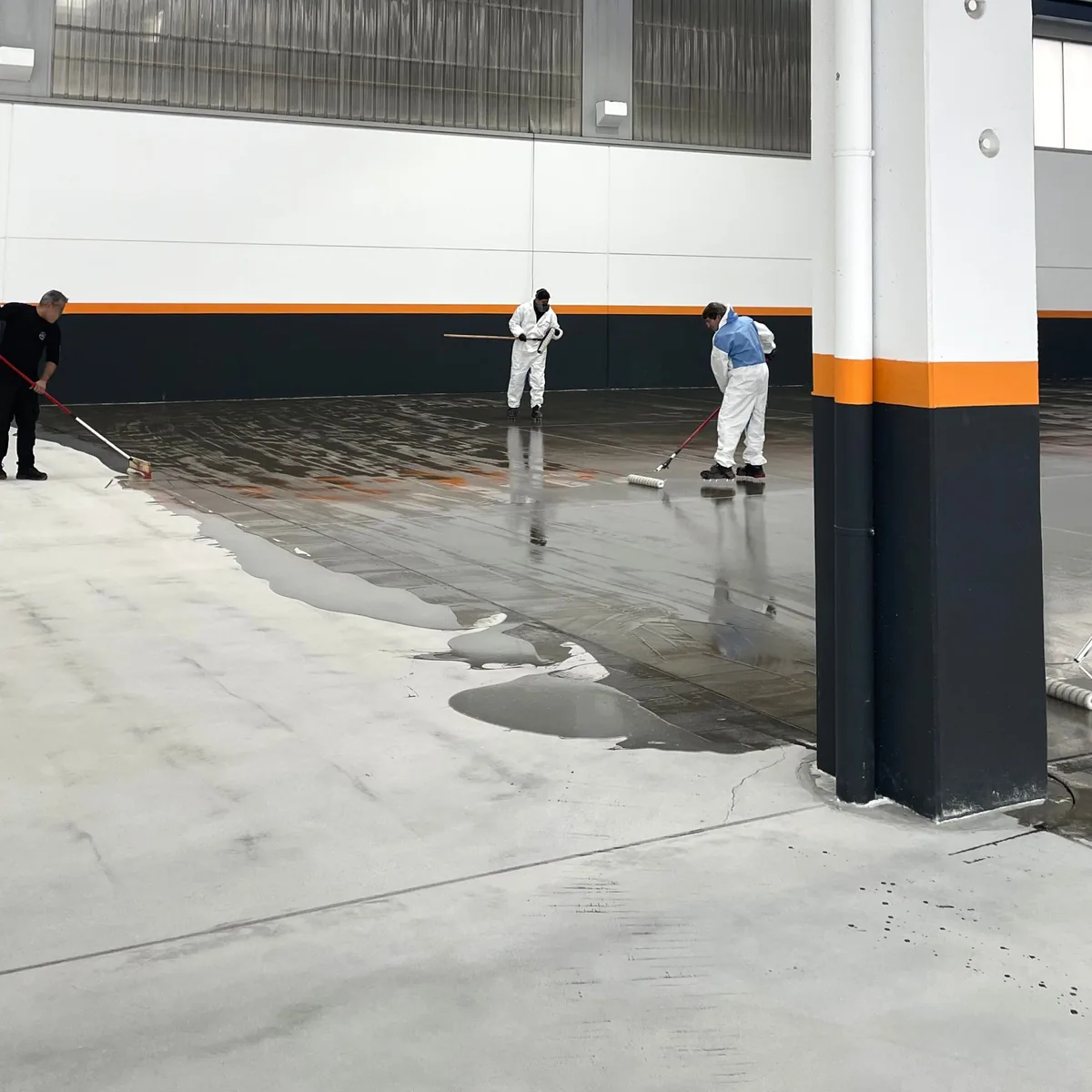 Crew spreading epoxy primer near a steel column, Galicia factory Crew spreading epoxy primer near a steel column, Galicia factory
