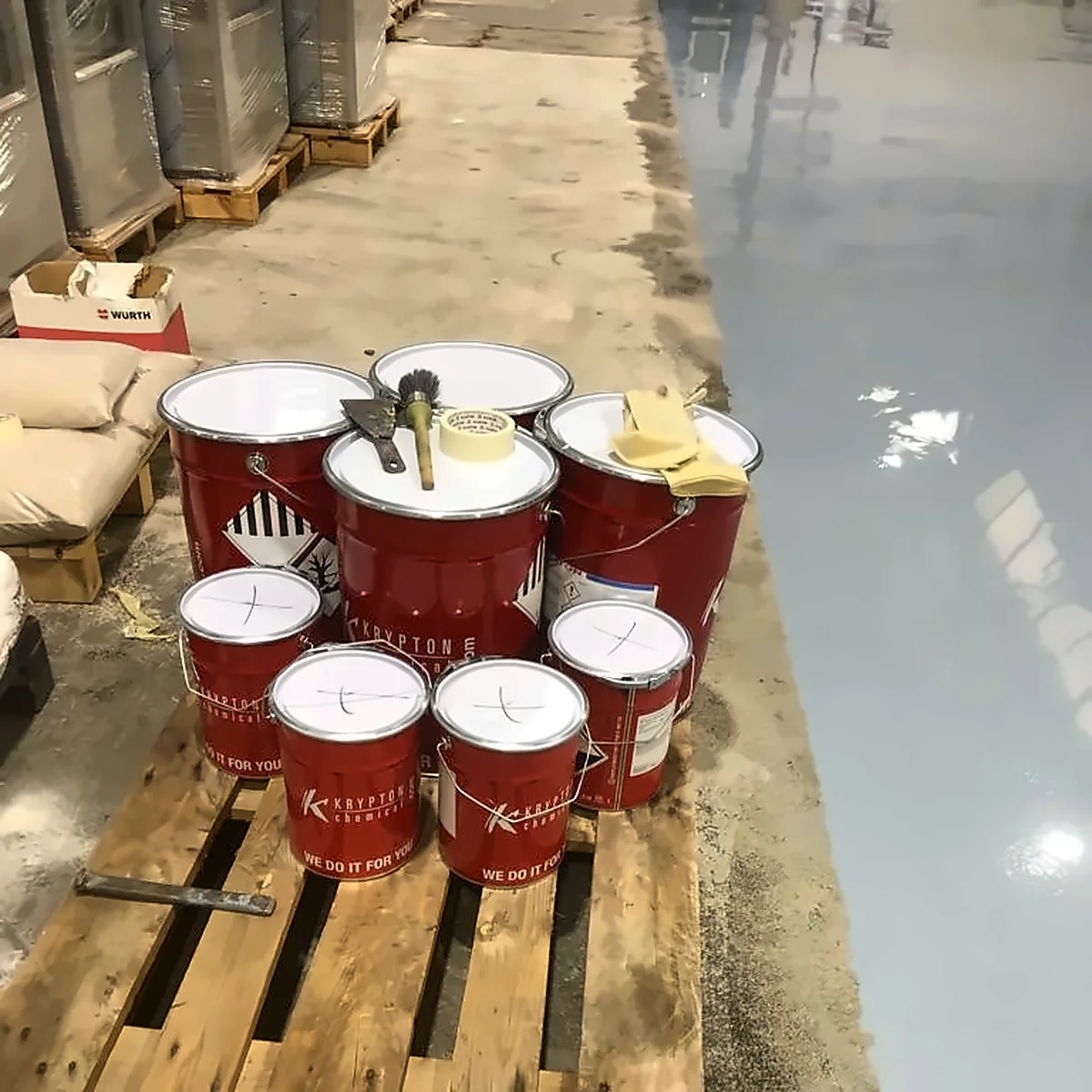 Industrial flooring Palma: Krypton resin cans on a pallet beside the new epoxy floor Industrial flooring Palma: Krypton resin cans on a pallet beside the new epoxy floor