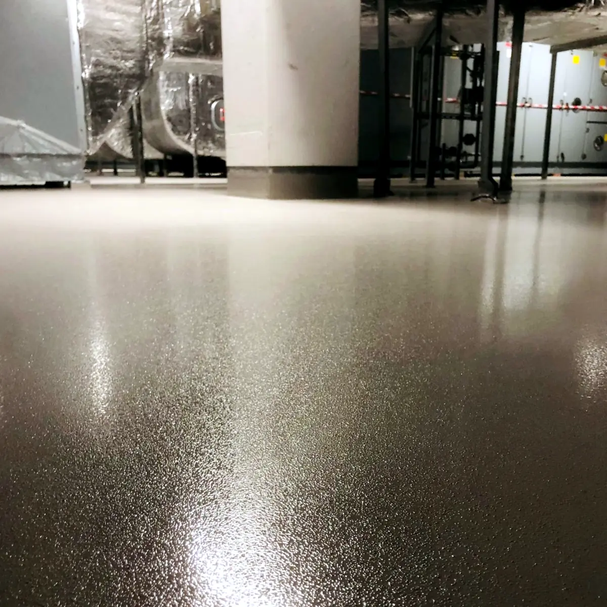 Glossy floor around columns and ducts in an industrial kitchen in Germany