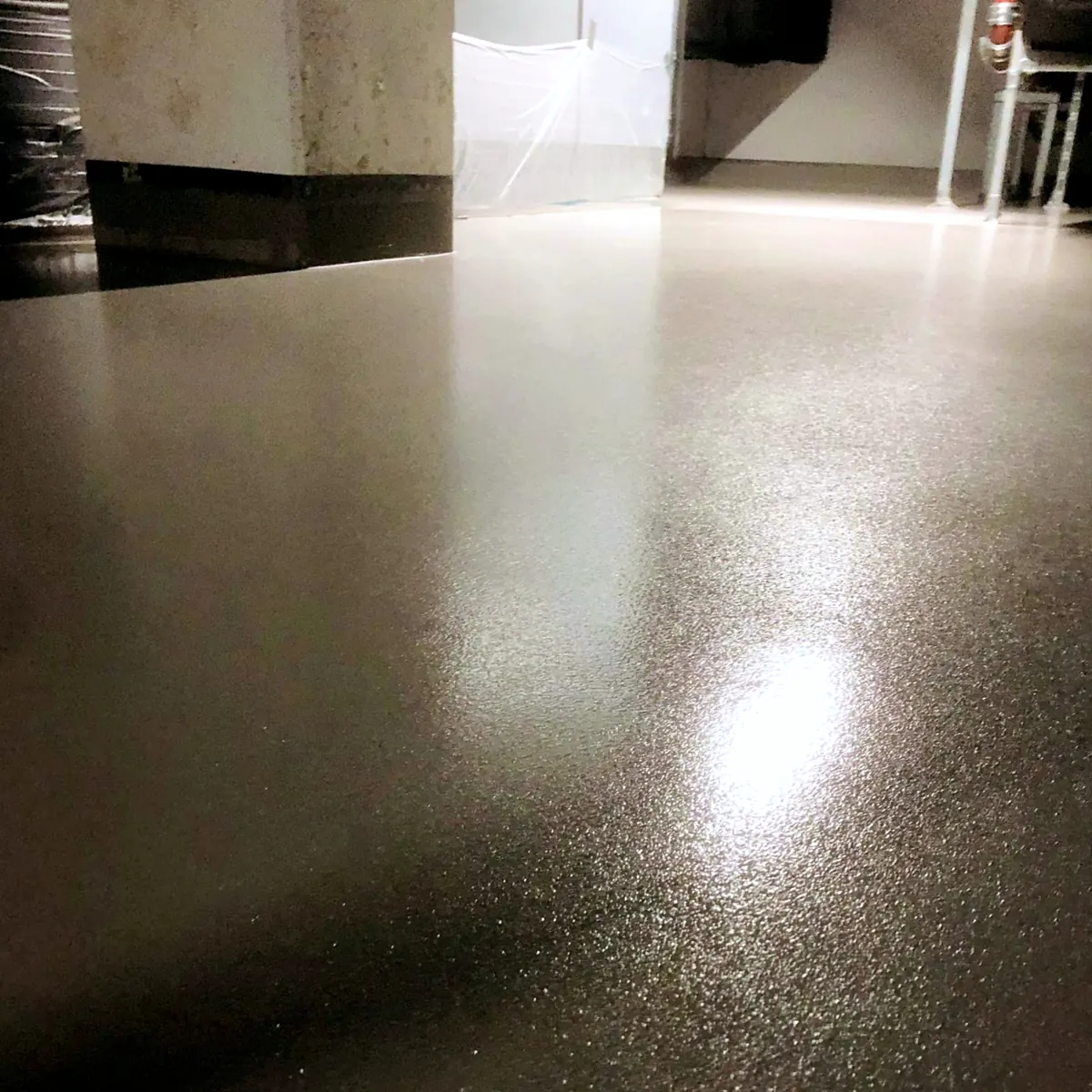Light reflecting on the sealed Colodur Eco surface of the kitchen floor