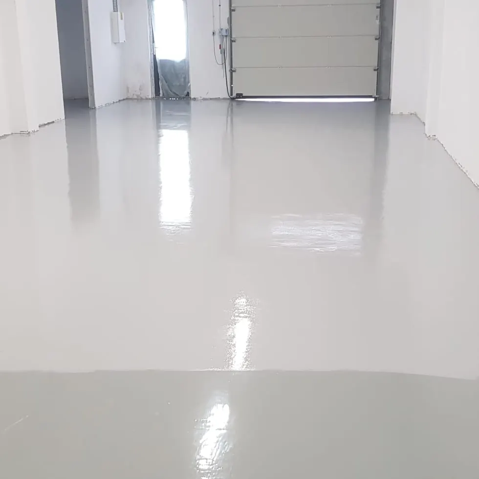 El pavimento gris continuo hacia un acceso El pavimento gris continuo hacia un acceso