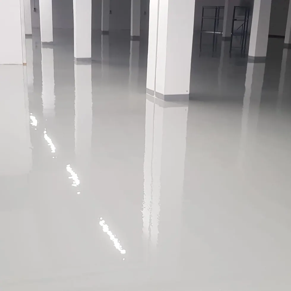 El pavimento gris terminado reflejando los pilares El pavimento gris terminado reflejando los pilares
