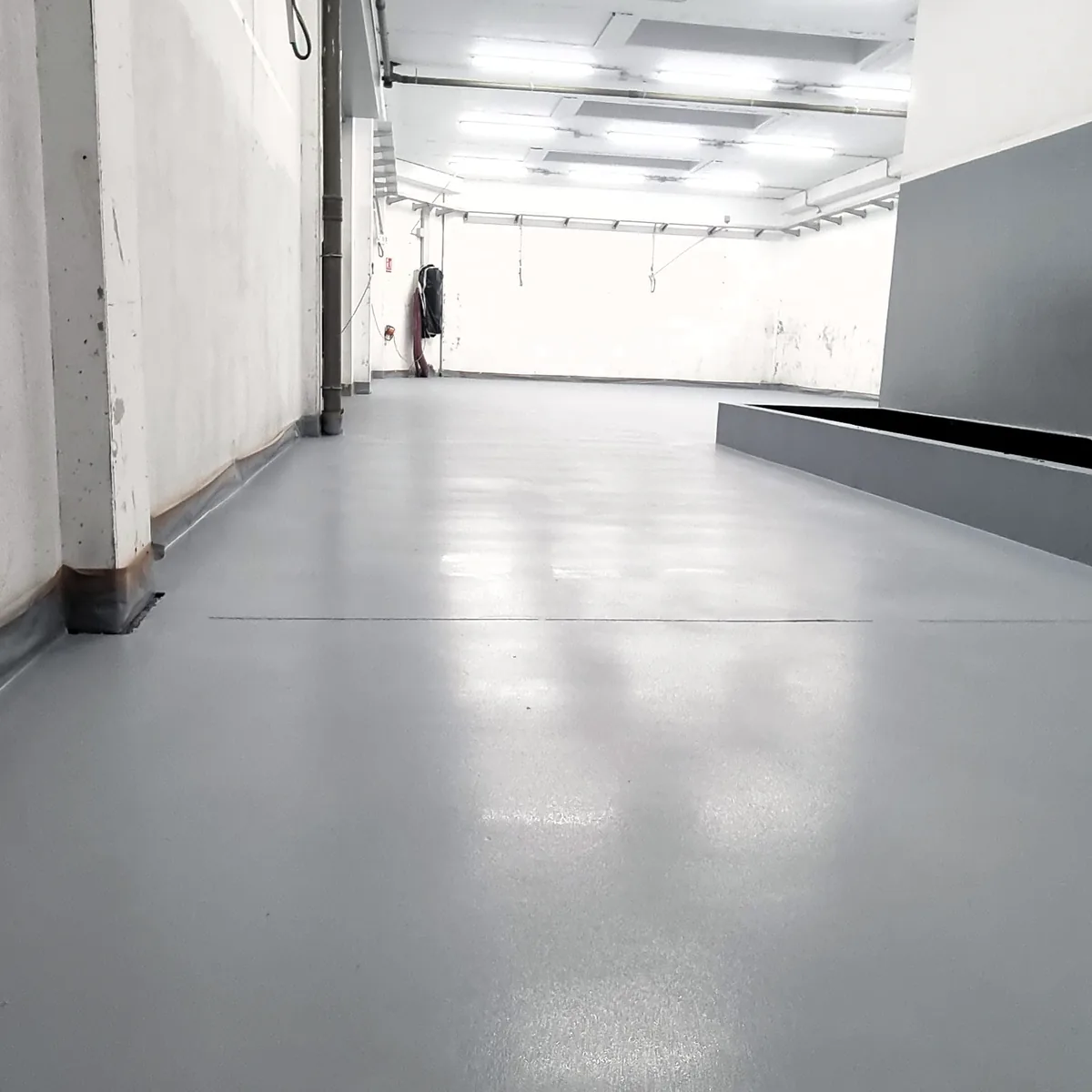 Industrial unit flooring in the Canary Islands along the full hall