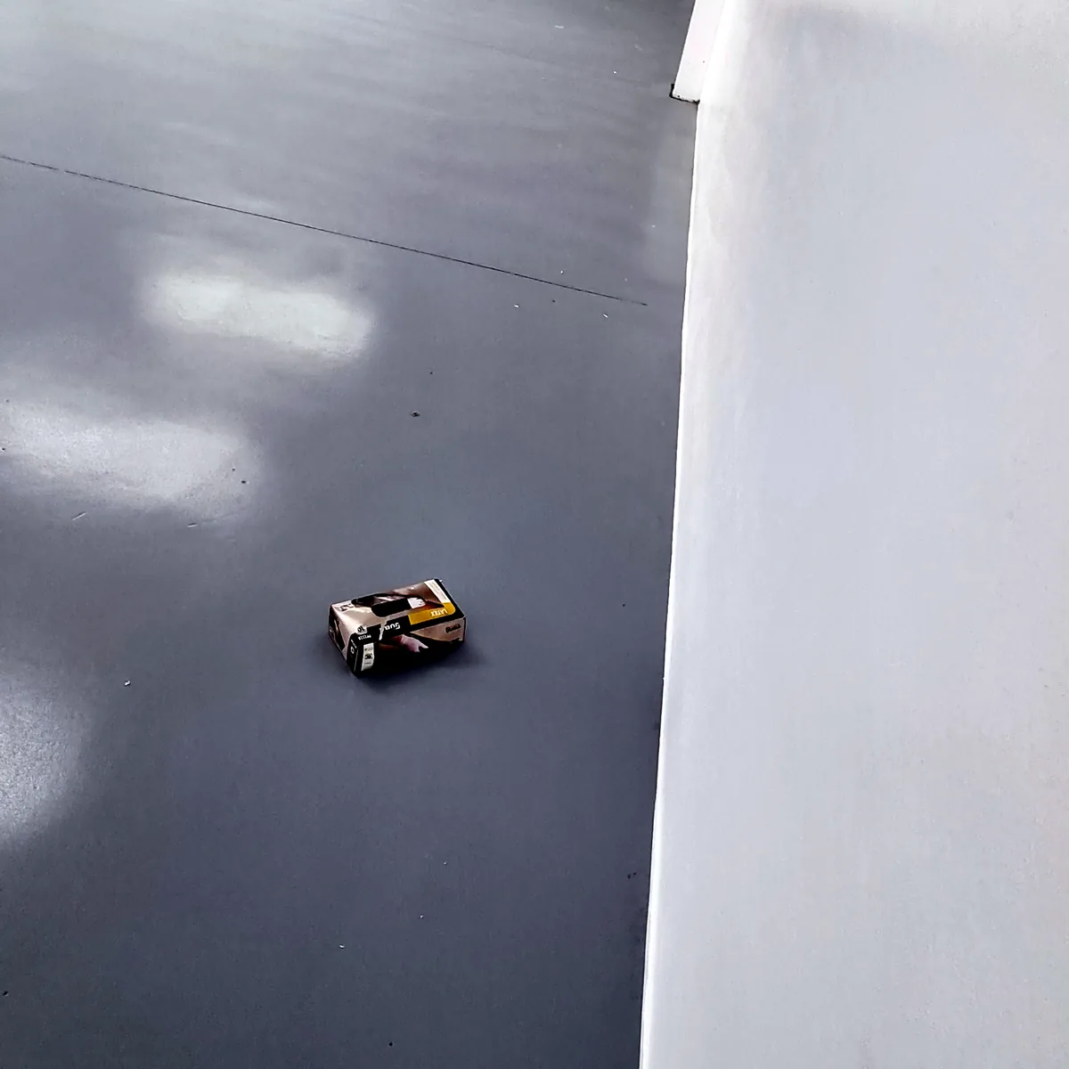 Industrial unit flooring in the Canary Islands meeting the wall coat