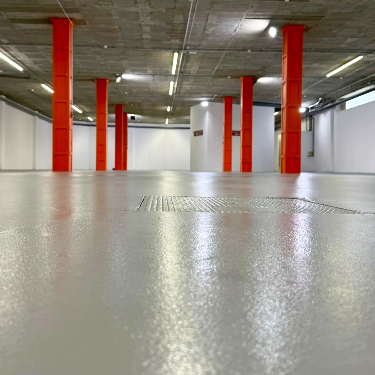 Glossy grey parking floor with orange columns, Palma Glossy grey parking floor with orange columns, Palma
