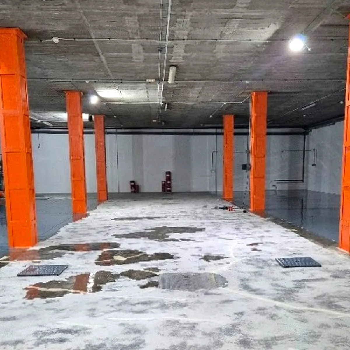 Parking floor mid-coat around orange column, Palma Parking floor mid-coat around orange column, Palma