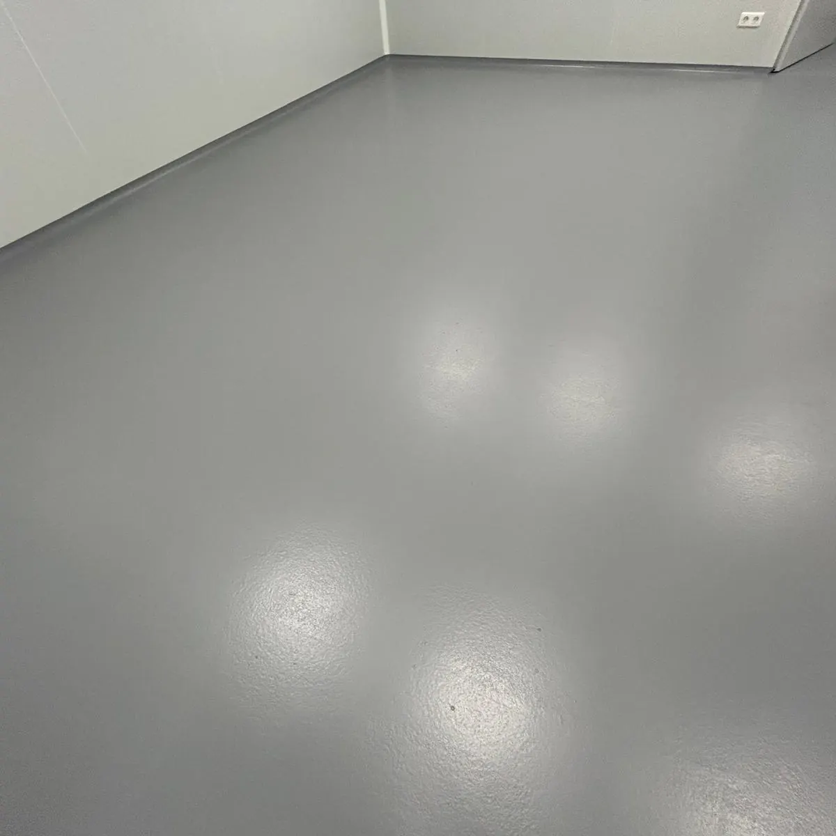 Perspectiva del pavimento epoxi brillante hacia las puertas del laboratorio, Aiguaviva