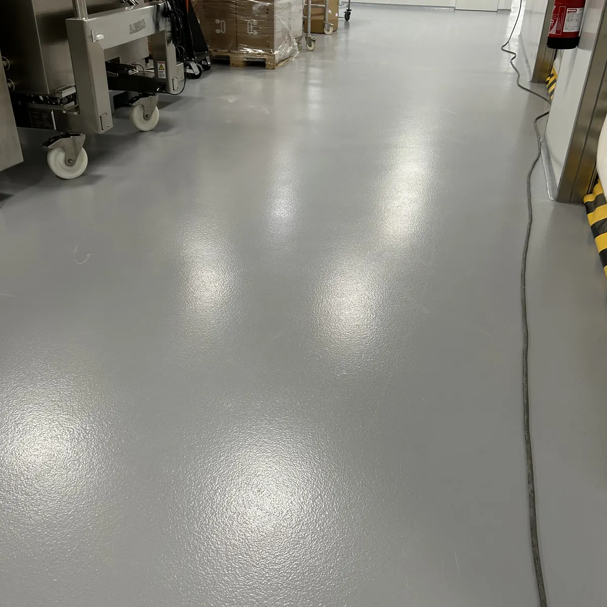 Pavimento epoxi en pasillo técnico de los laboratorios HIPRA, Aiguaviva