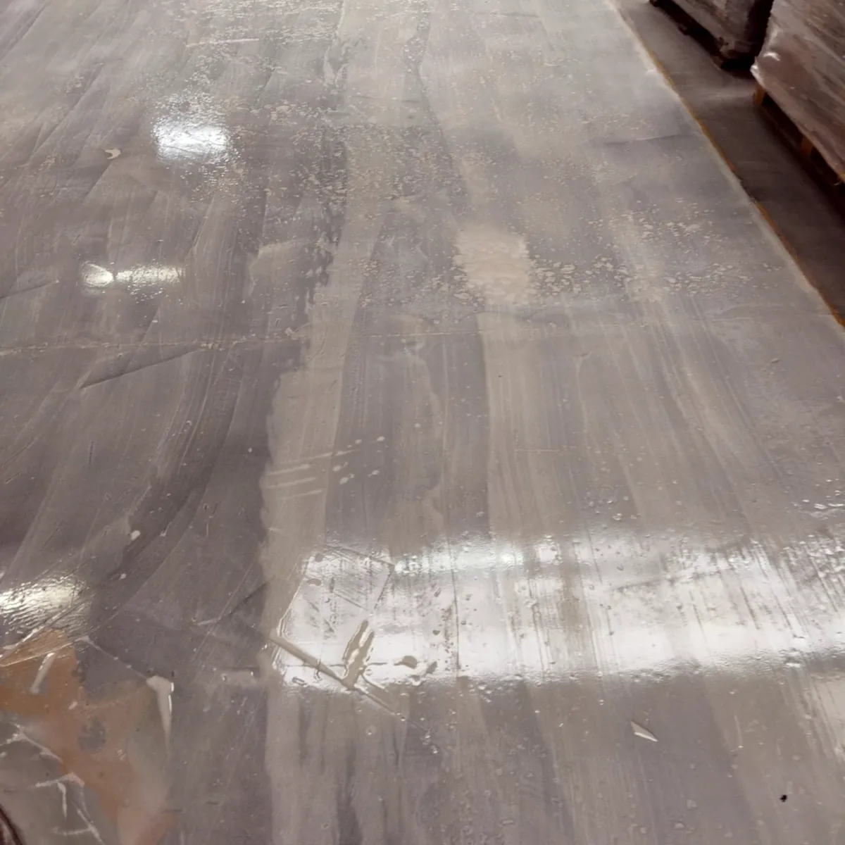 Lock factory epoxy flooring in Porto along the pallet stacks