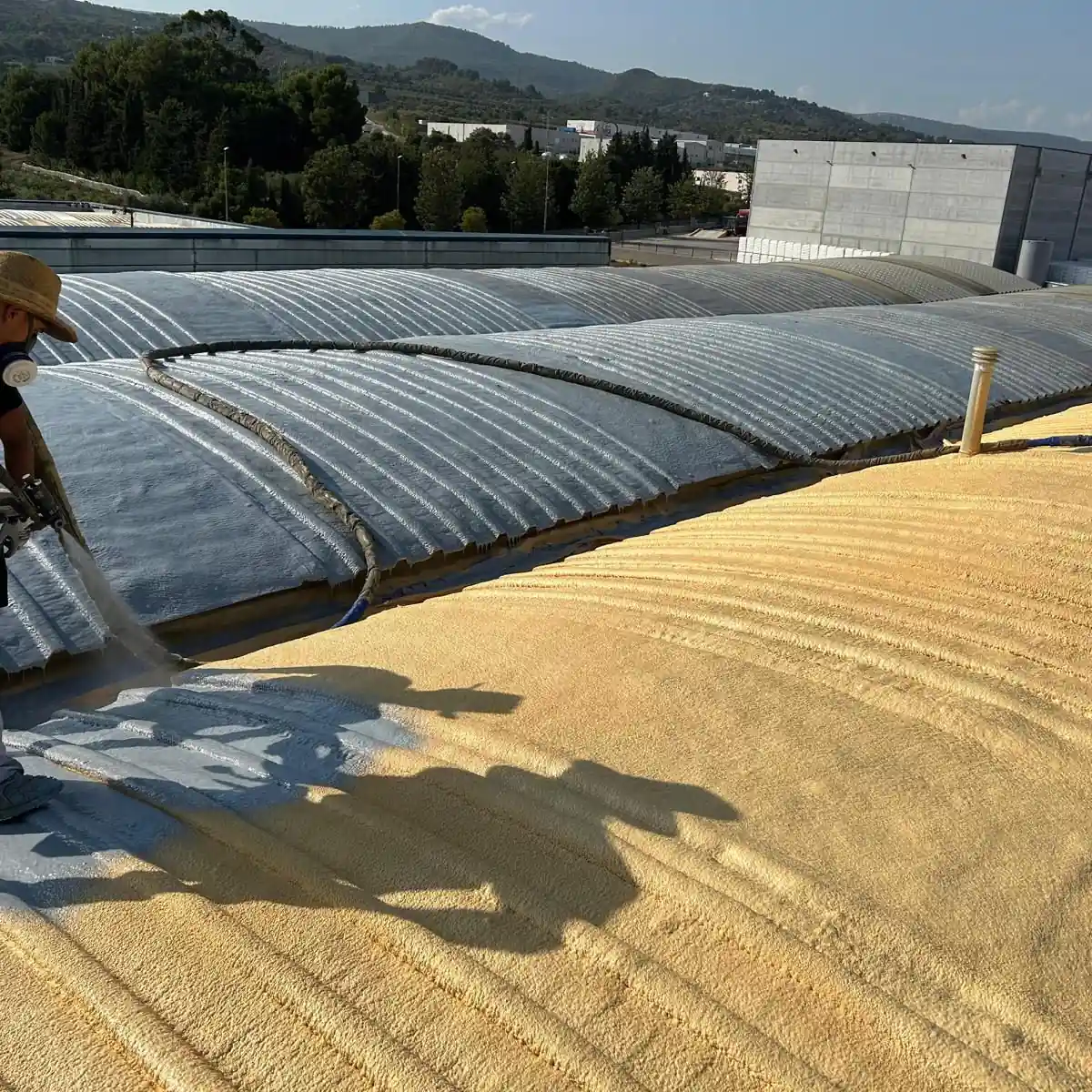 Applicator spraying polyurea over the foam, La Selva del Camp