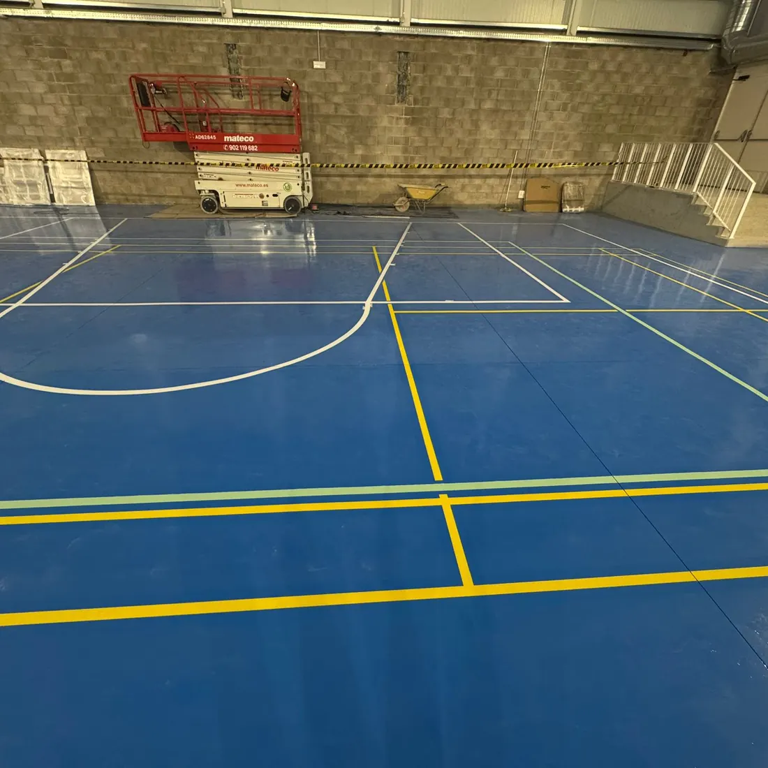 Blue sports floor with court lines in the Mont-roig pavilion Blue sports floor with court lines in the Mont-roig pavilion