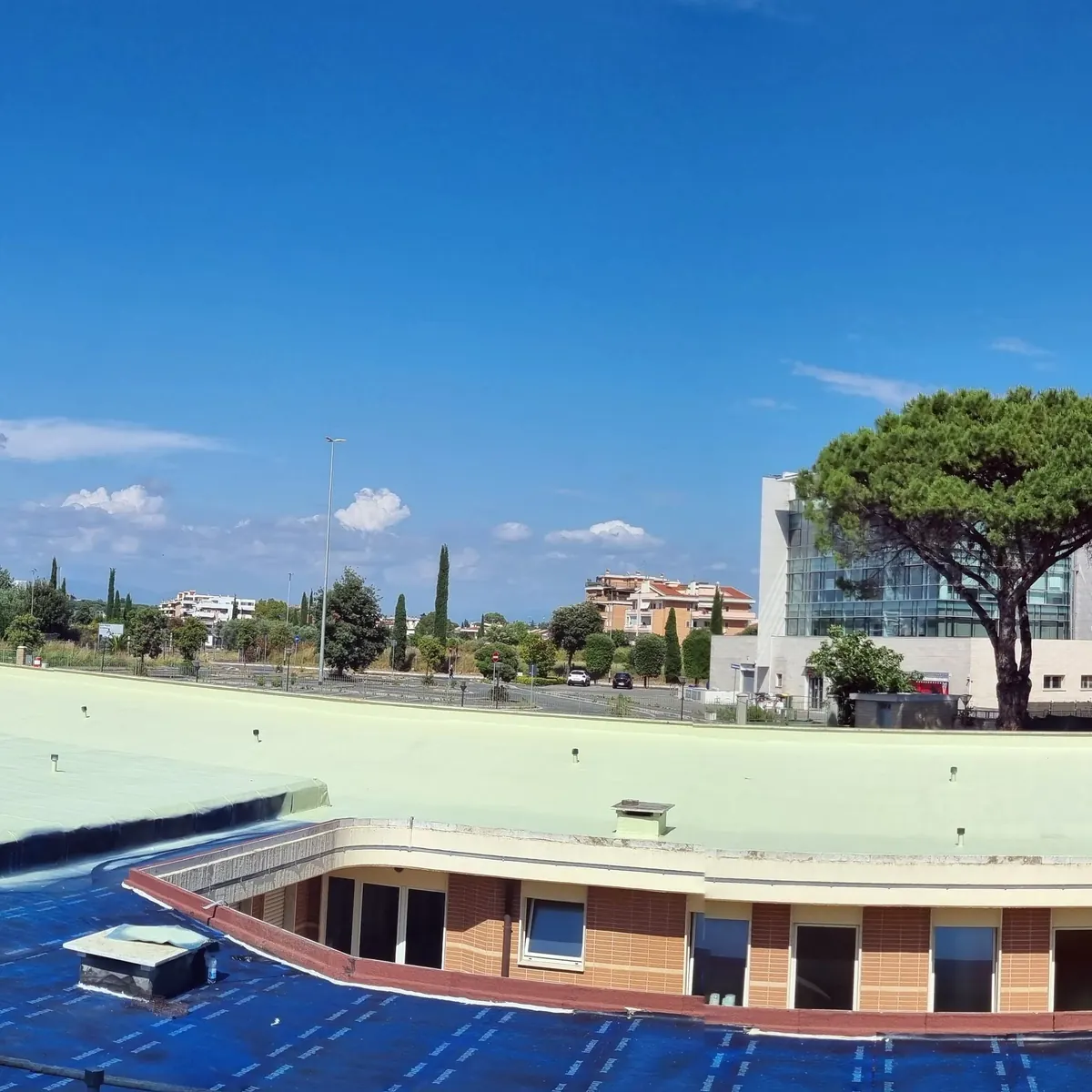 Wide view of the blue bituminous layer across the Calimero roof