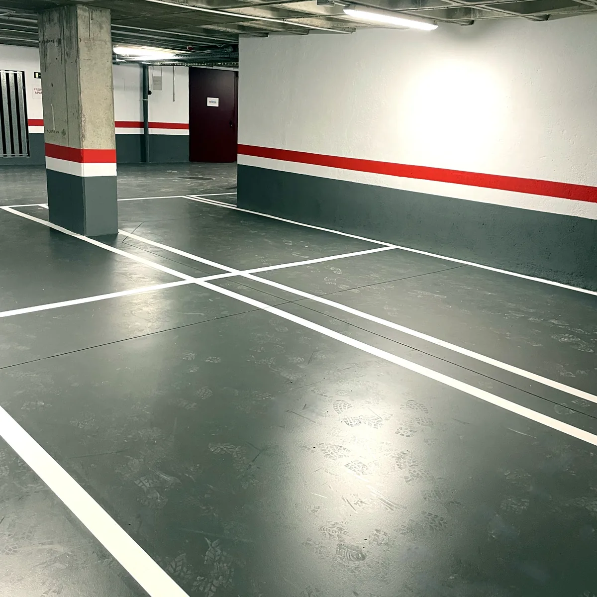 Dark grey epoxy floor with fresh white bay lines, Madrid car park Dark grey epoxy floor with fresh white bay lines, Madrid car park
