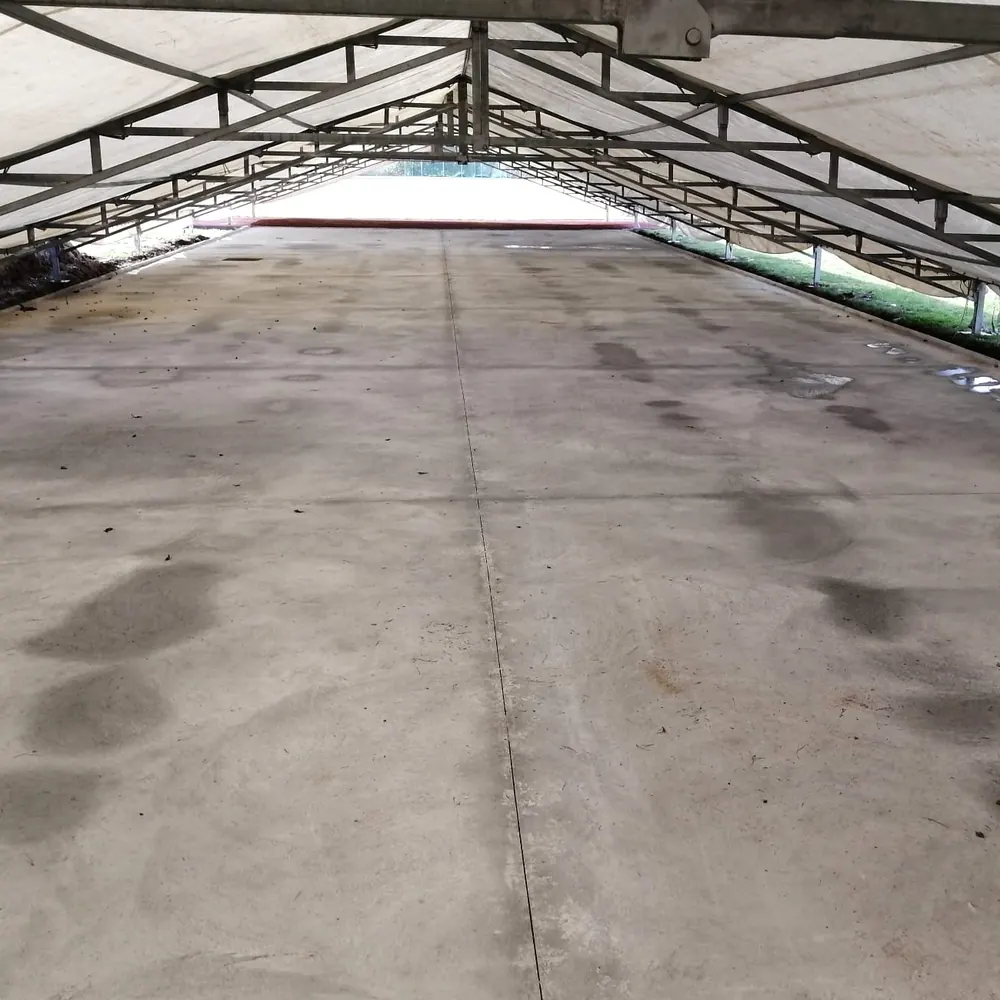 Bare concrete slab under the temporary roof, before the black layer