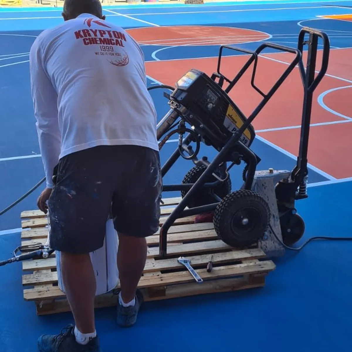 Spray trolley on pallets at the court edge, Granollers