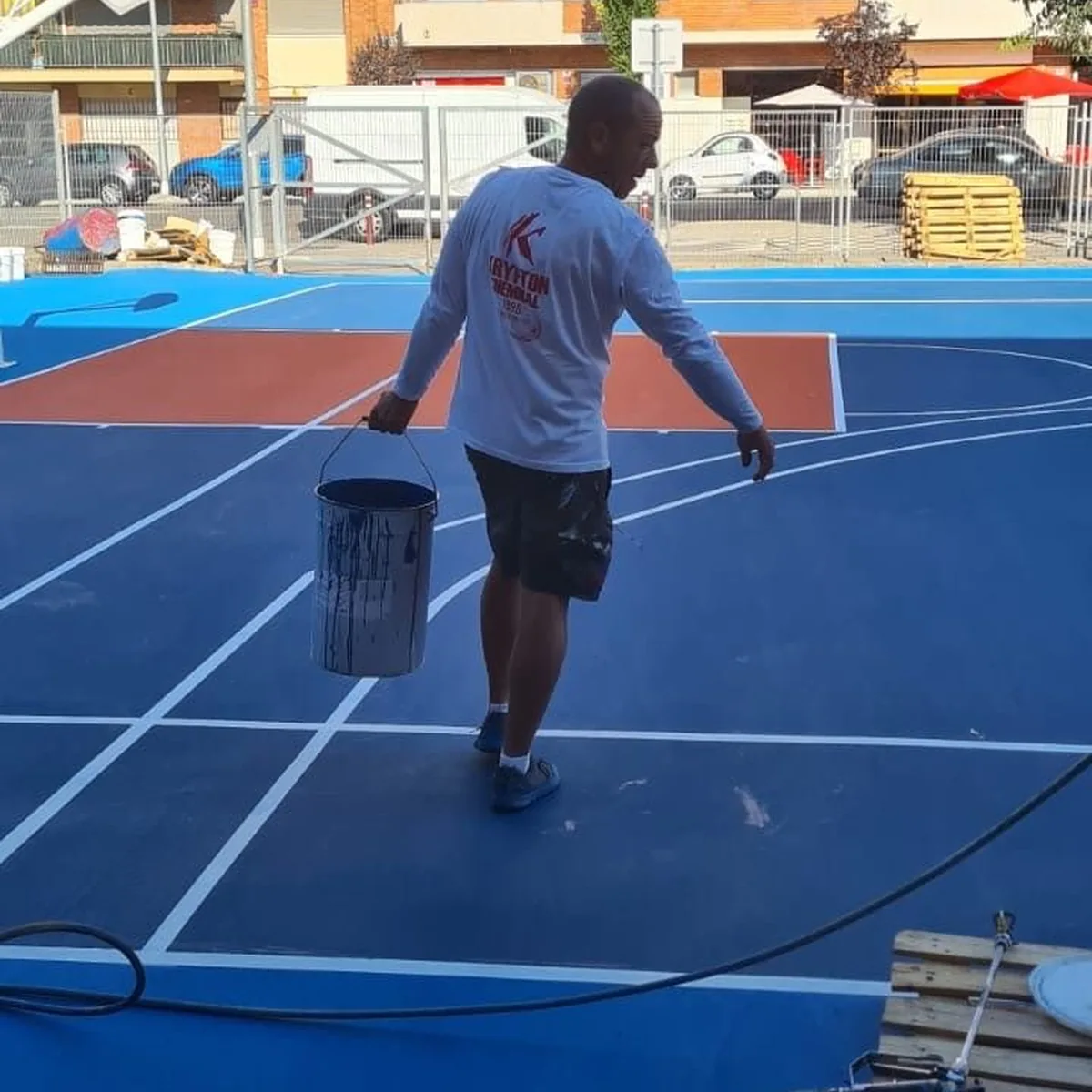 Crew applying the blue field coat with pails, Granollers