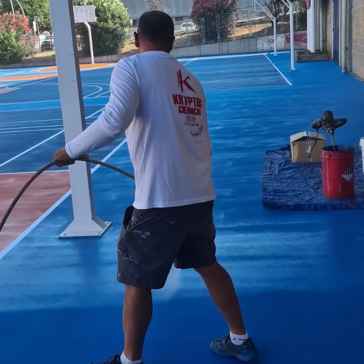 Applicator working court lines by the hoop post, Granollers