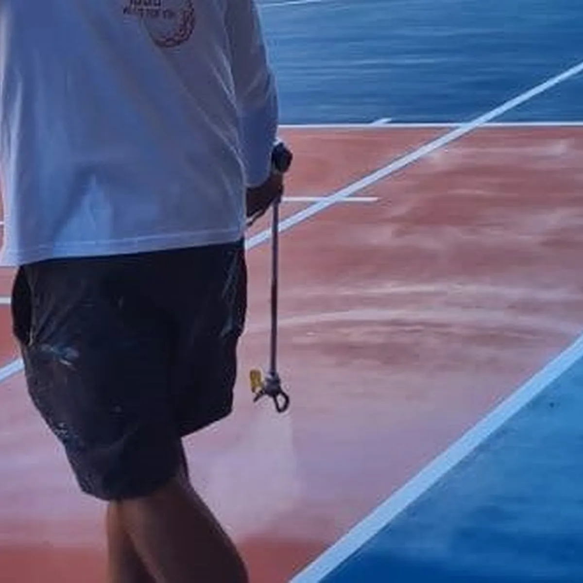 Close view of the worn red and blue surface before recoating, Granollers