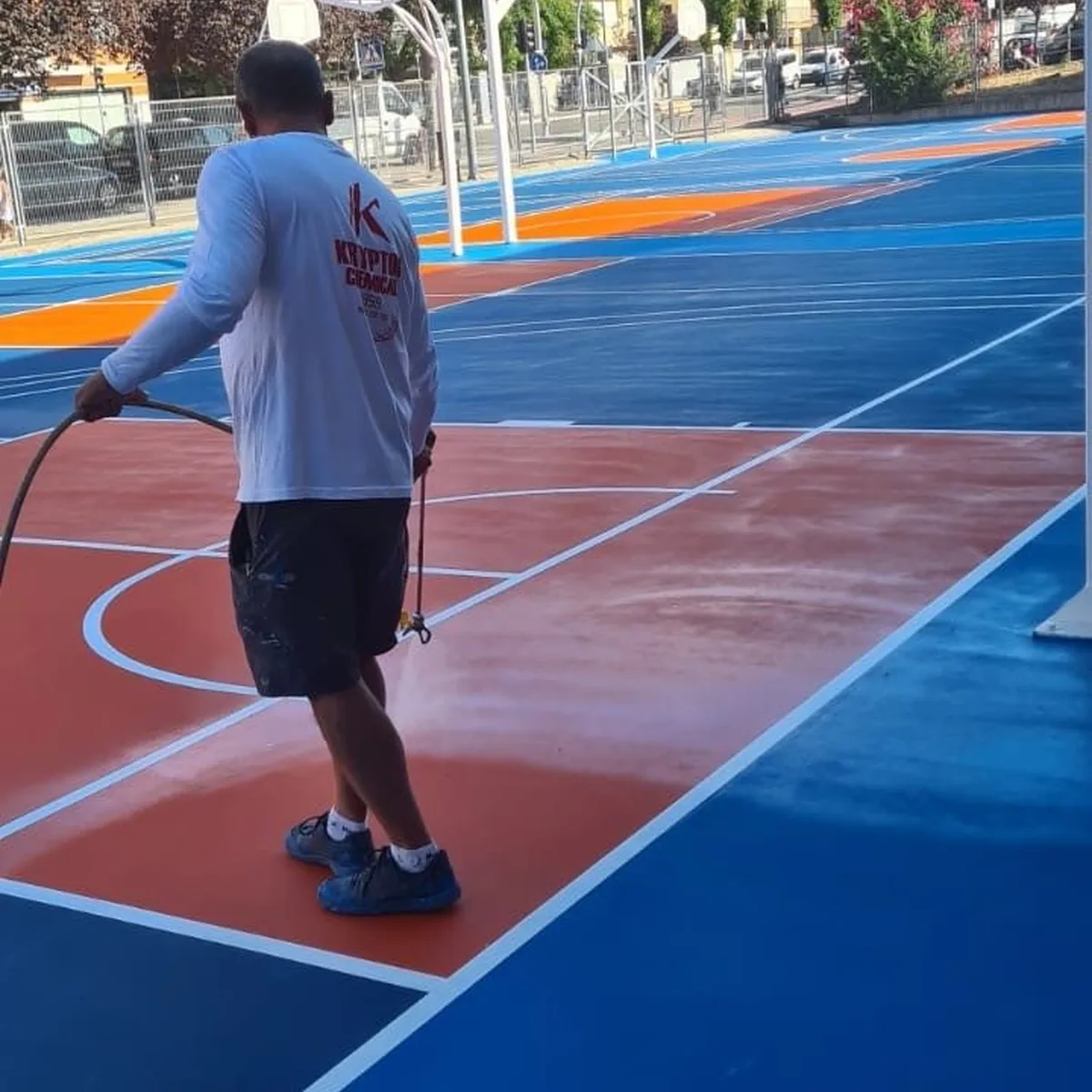 Applicator rolling the red zone of the court, Granollers
