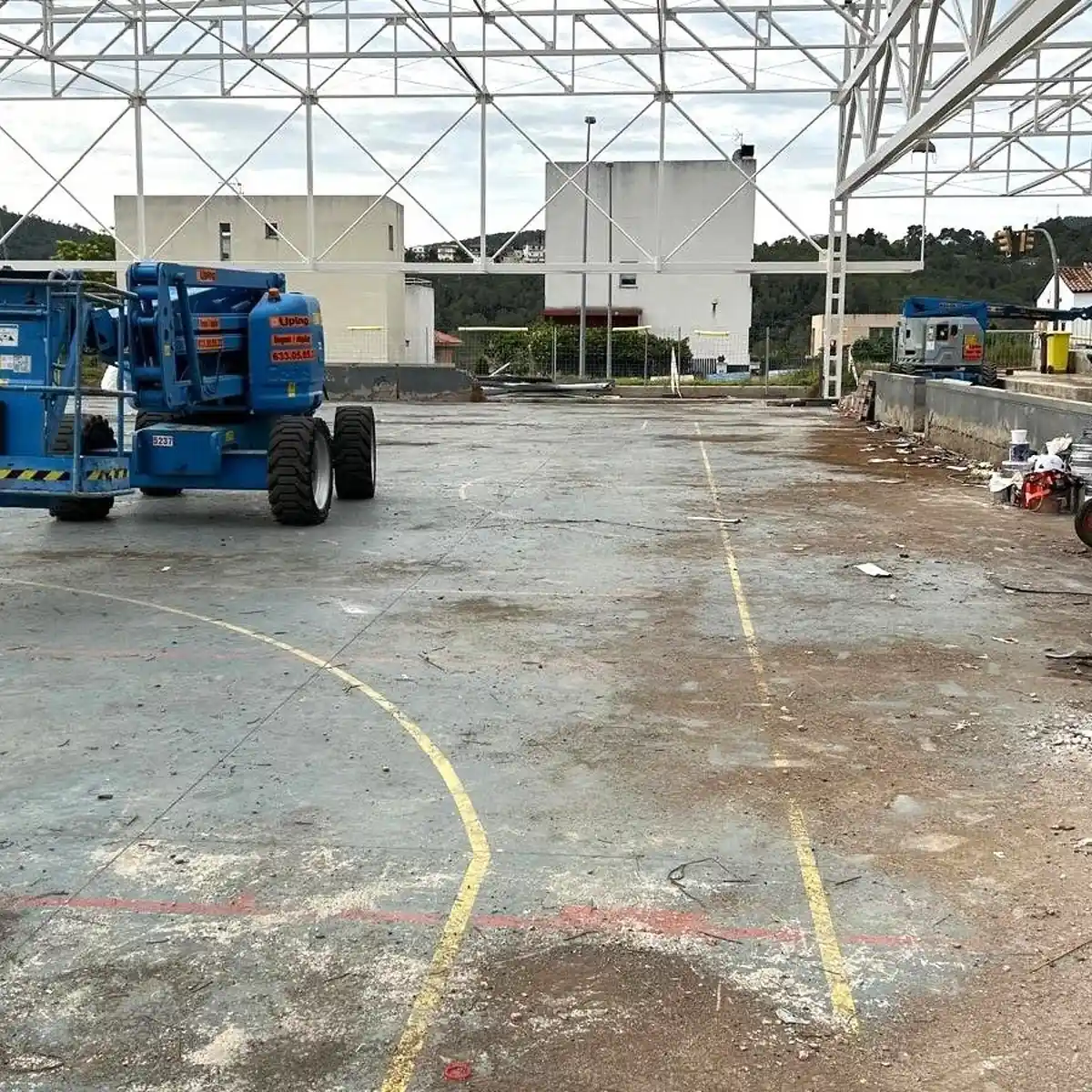 Covered court before resurfacing, with a lift on site, Cervelló Covered court before resurfacing, with a lift on site, Cervelló