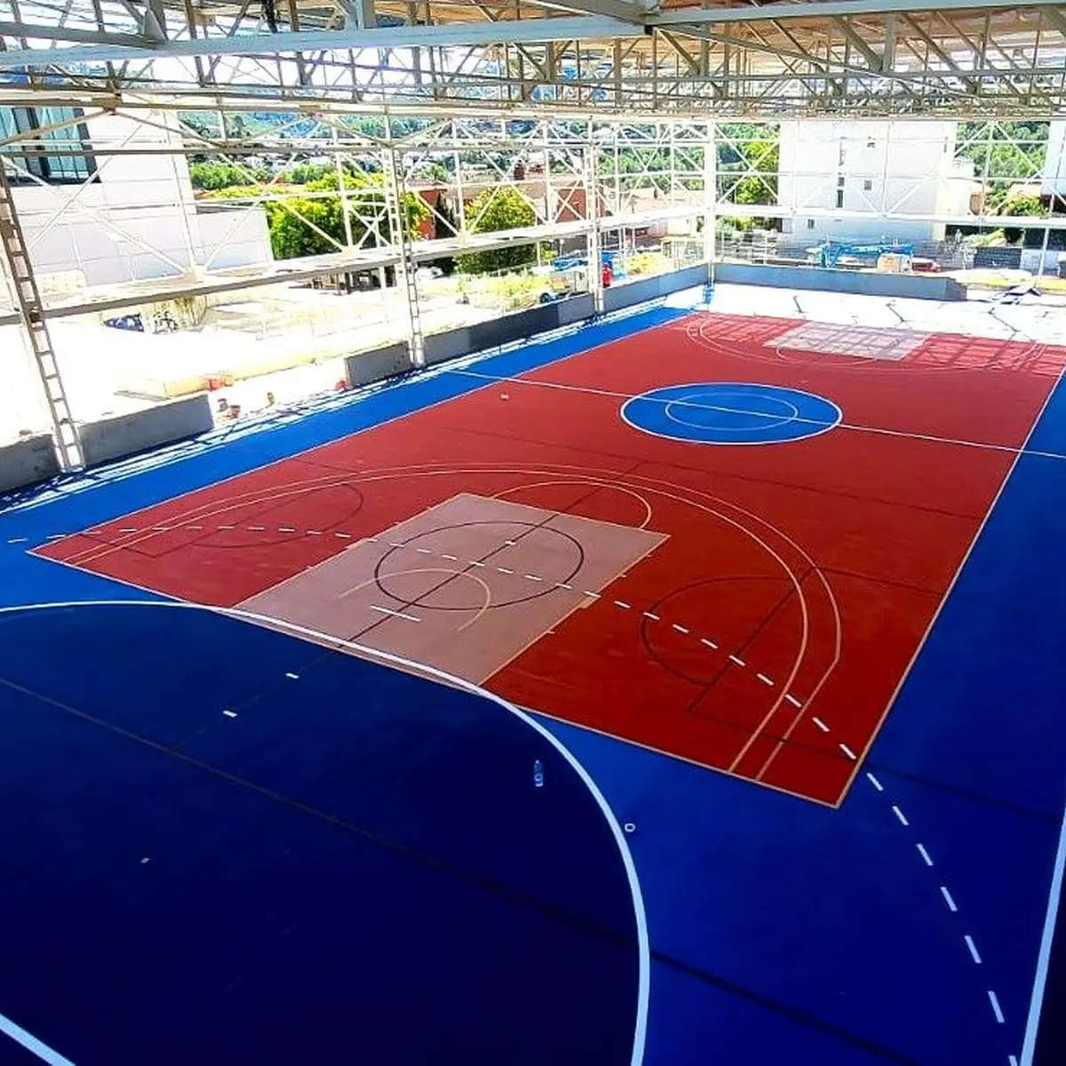 Wide view of the finished court under the canopy, Cervelló Wide view of the finished court under the canopy, Cervelló