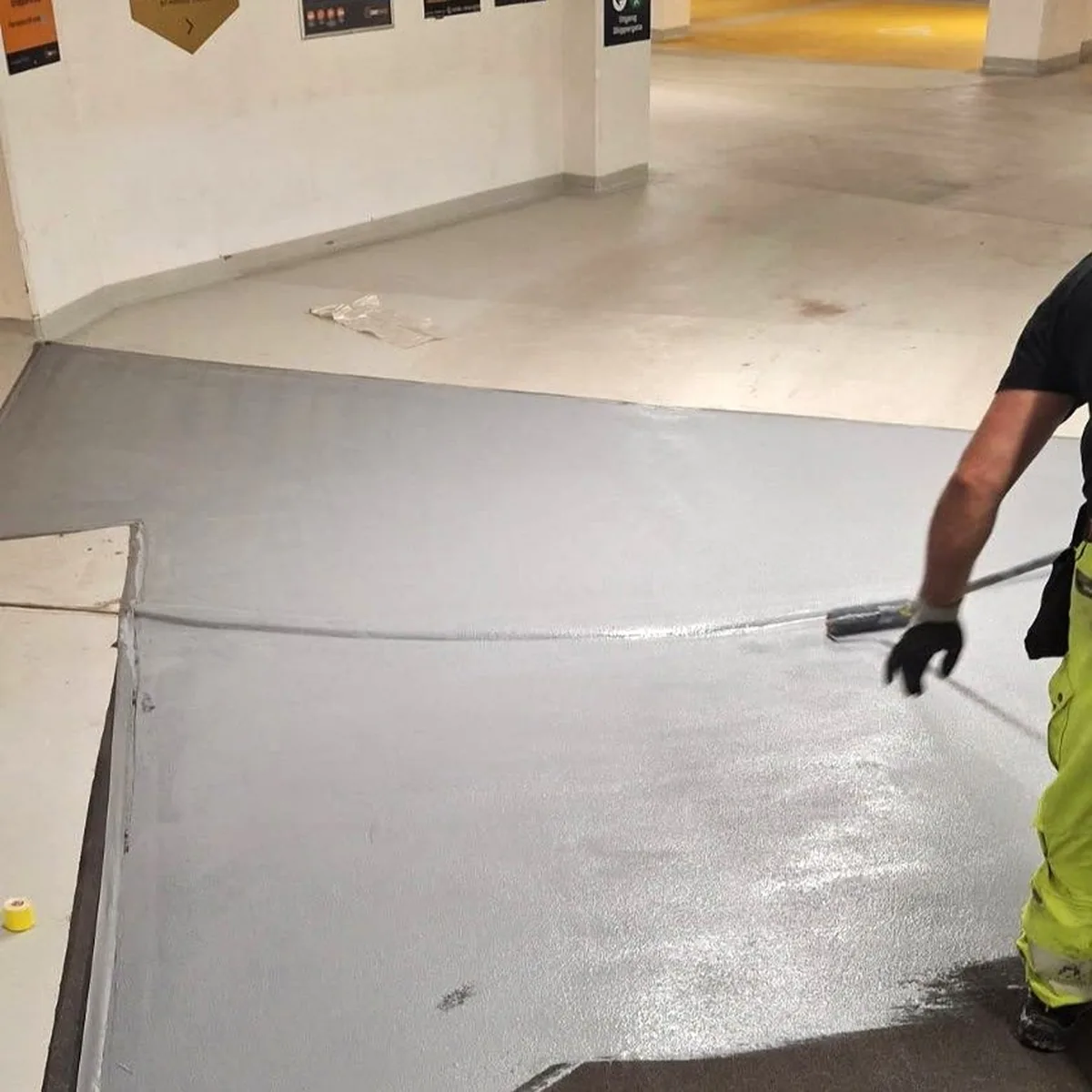 Applicator spreading Kryptanate 100 LV over the membrane, Norway Applicator spreading Kryptanate 100 LV over the membrane, Norway