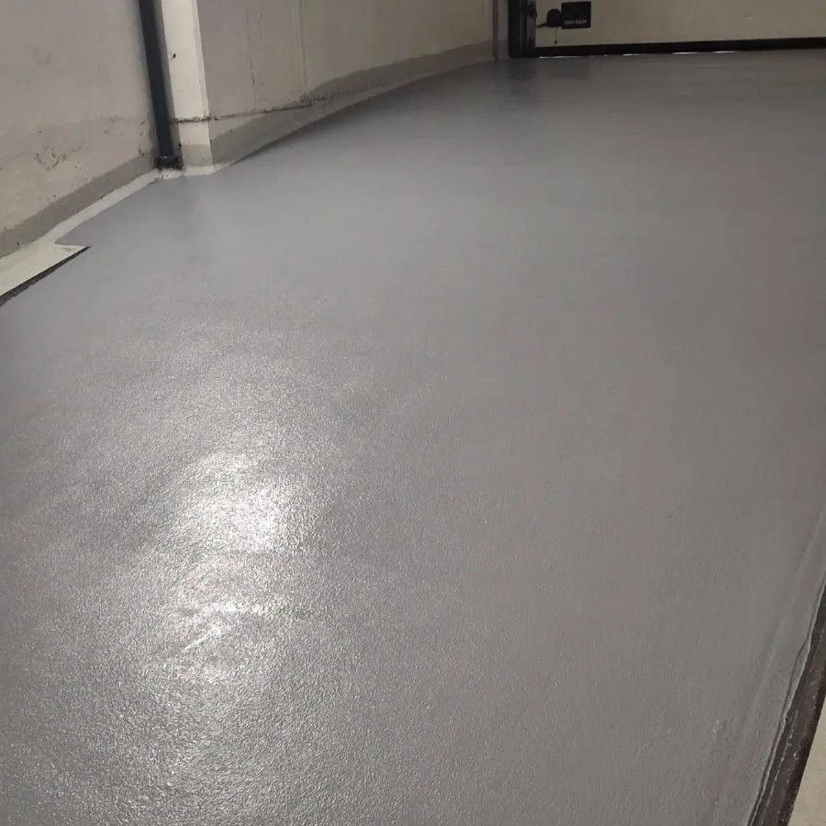 Finished garage floor at the wall base, Norway Finished garage floor at the wall base, Norway