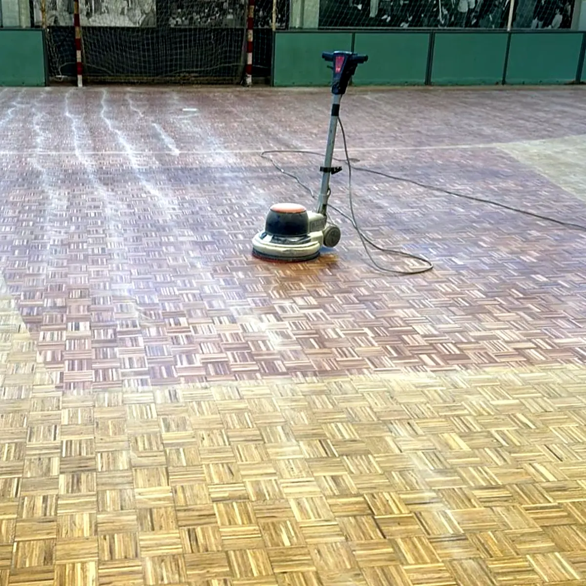 Floor machine on the sanded parquet court of a Granollers pavilion
