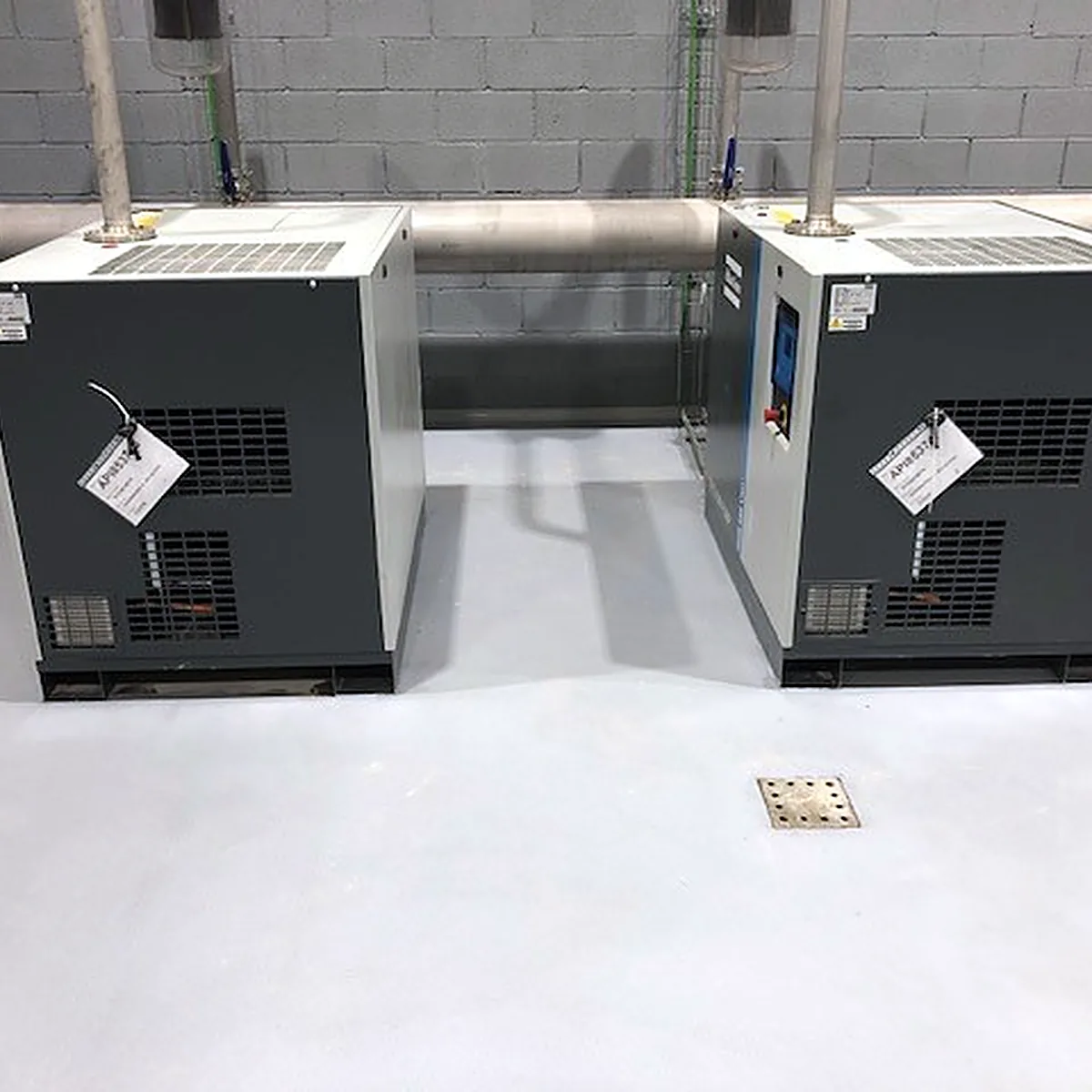 Grey floor around two equipment cabinets in the Sallent plant room Grey floor around two equipment cabinets in the Sallent plant room