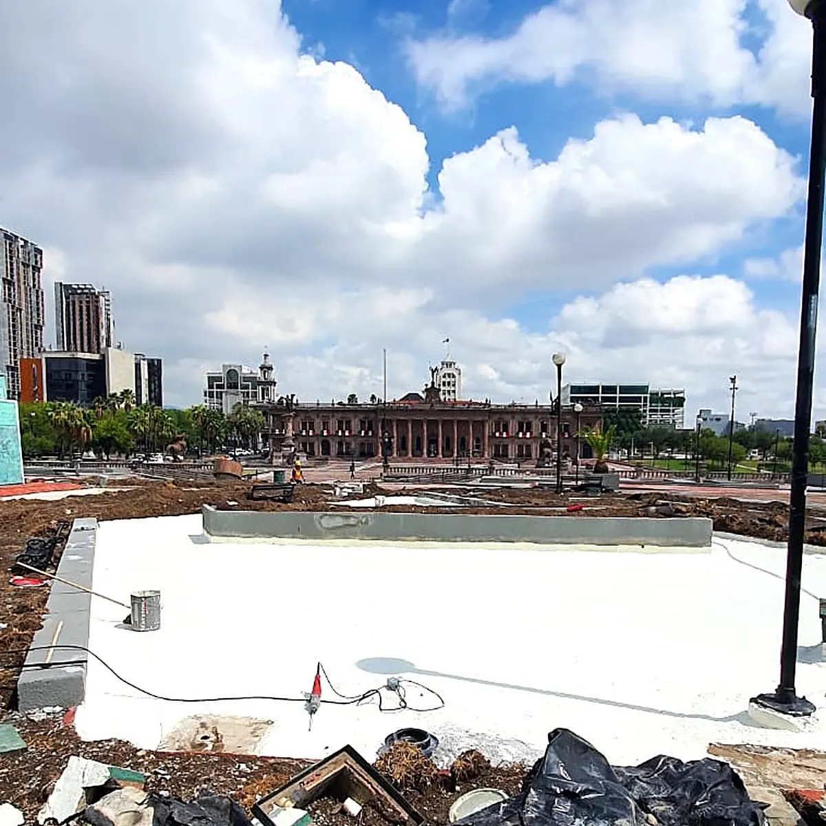 Fondo de jardinera blanco bajo cielo nublado con fachada histórica detrás Fondo de jardinera blanco bajo cielo nublado con fachada histórica detrás