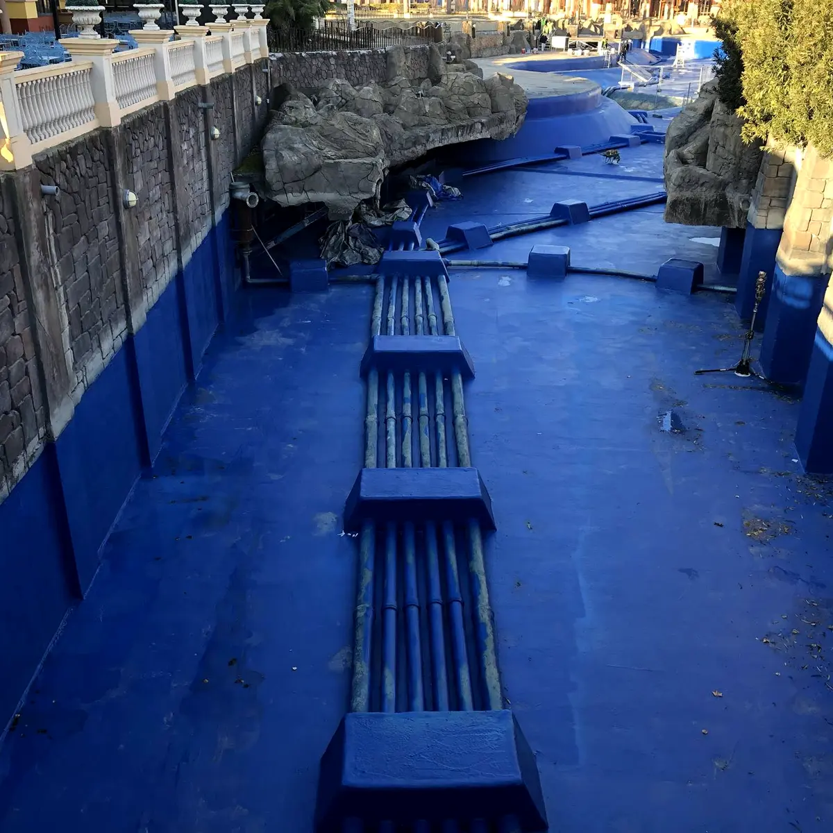 Blue polyurea lining in a narrow lake channel, Parque Warner Madrid
