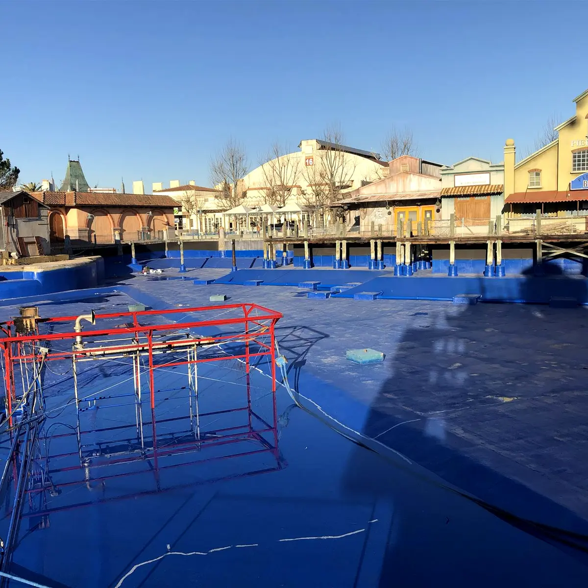 Blue-lined basin with a red frame structure, Parque Warner Madrid