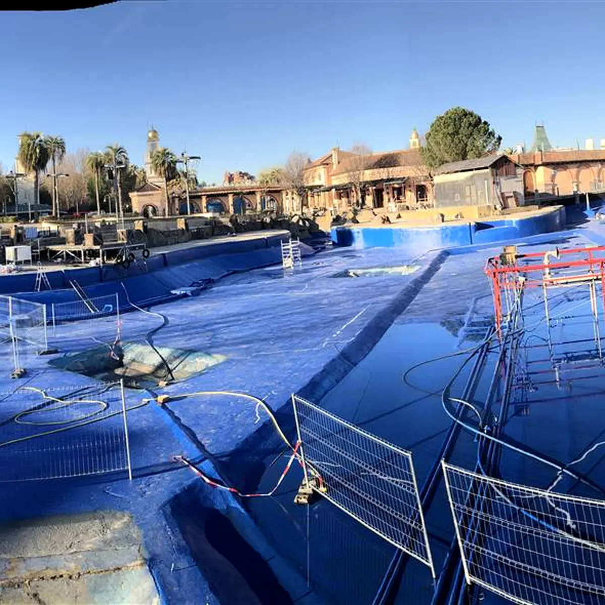 Wide basin lined in blue polyurea, Parque Warner Madrid