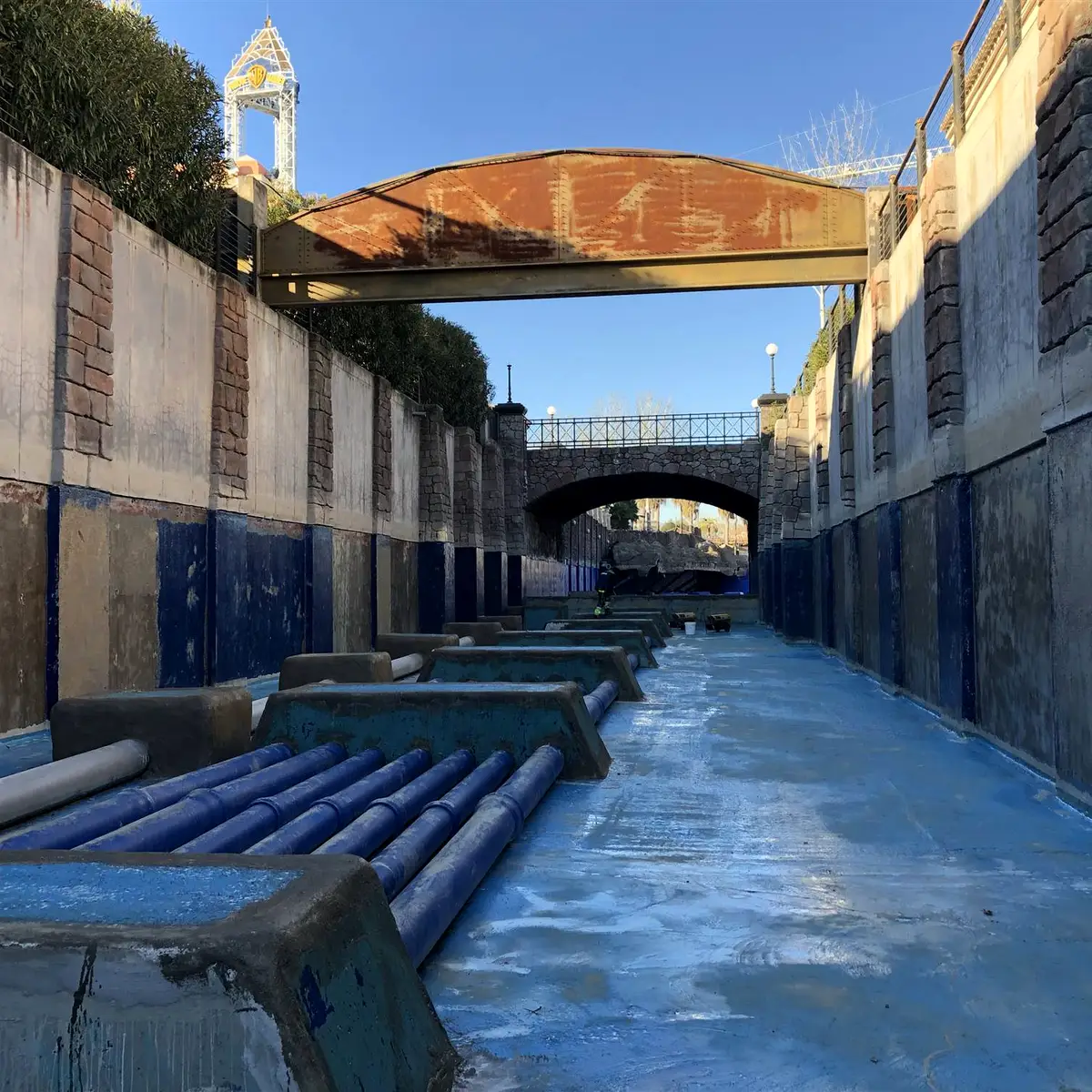 Footbridge channel with primed floor, second view, Parque Warner Madrid