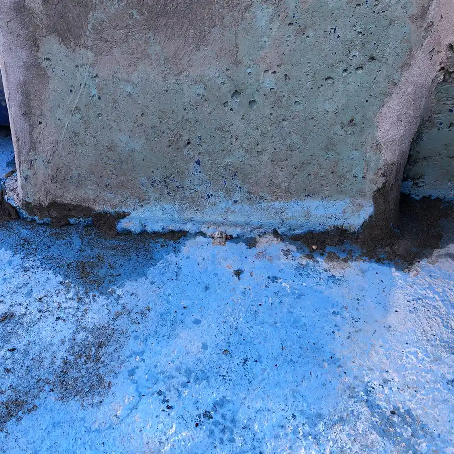 Close-up of primer at a wall-to-floor junction, Parque Warner Madrid