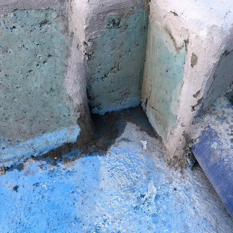 Close-up of a primed corner detail in the lake, Parque Warner Madrid