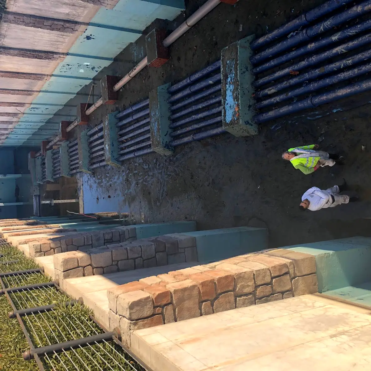 Crew working in the lake channels during lining, Parque Warner Madrid