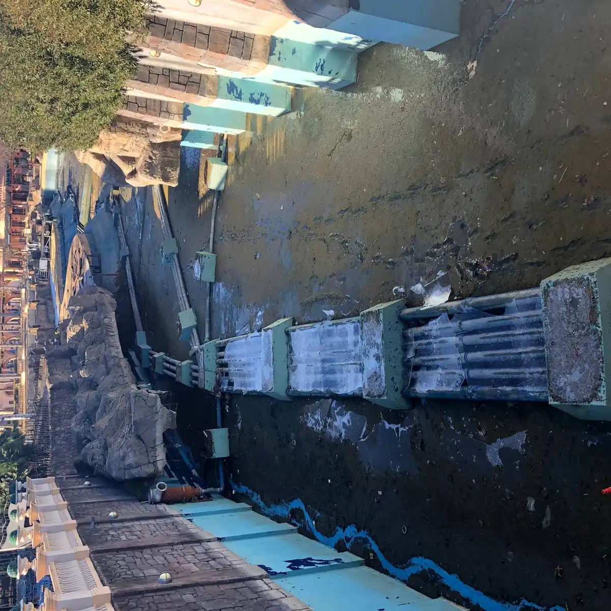 Channel wall and pipe runs seen from above, Parque Warner Madrid