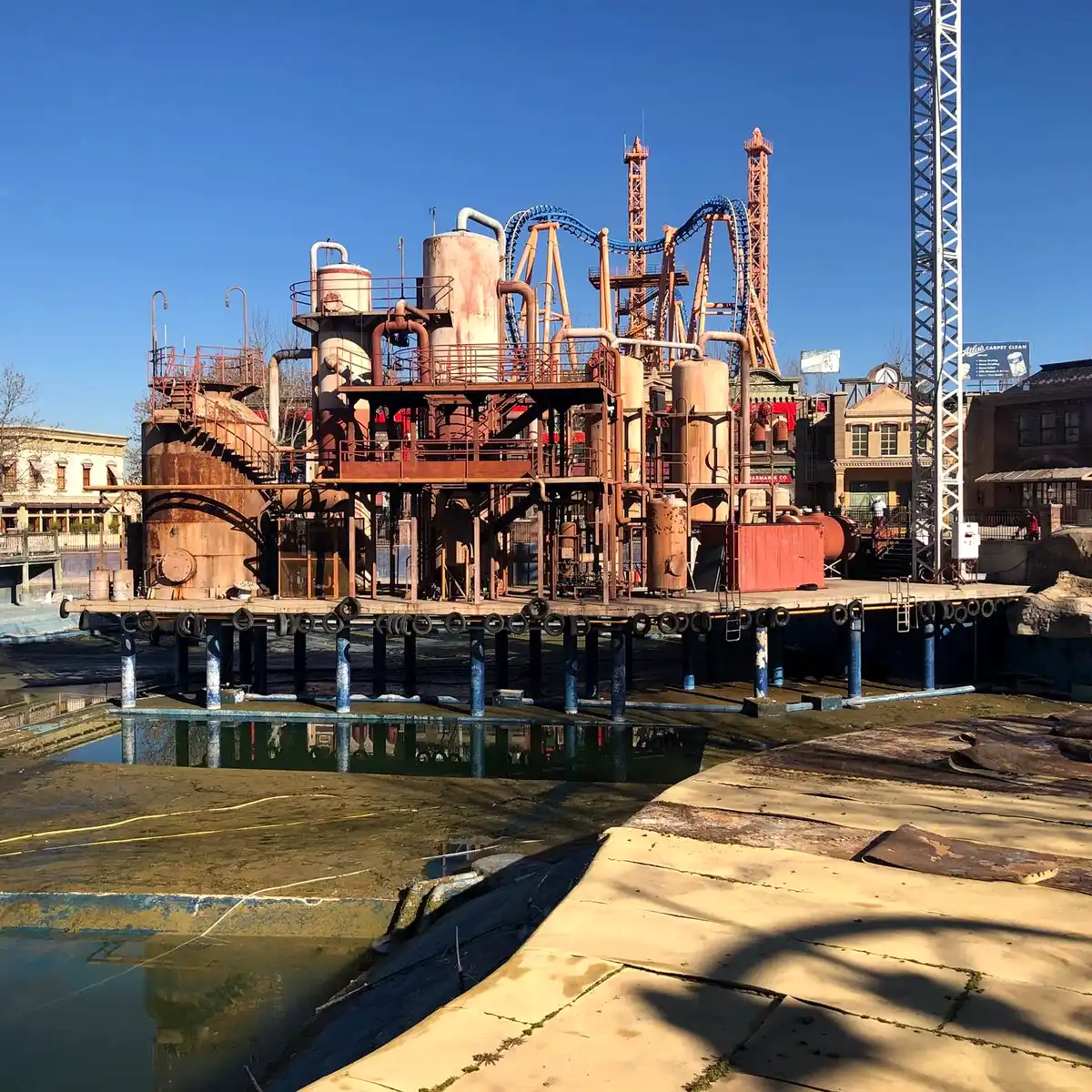 Lake bed in front of the themed industrial set, Parque Warner Madrid