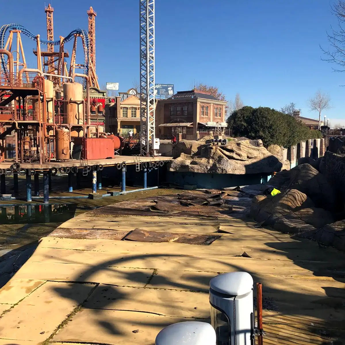 Lake bed and rockwork beside the themed set, Parque Warner Madrid