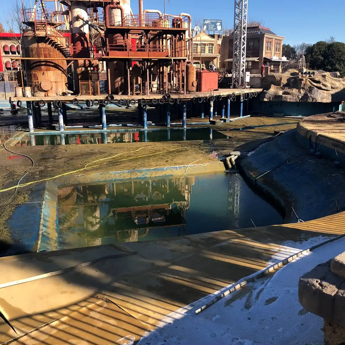 Water below the themed industrial set, Parque Warner Madrid