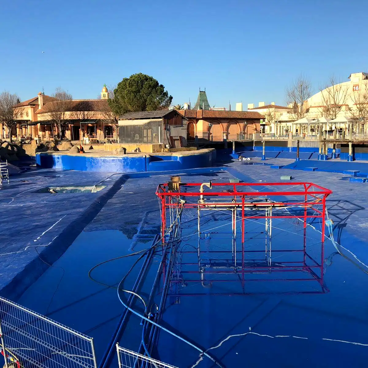 Wide view of the blue-lined basin and red frame, Parque Warner Madrid