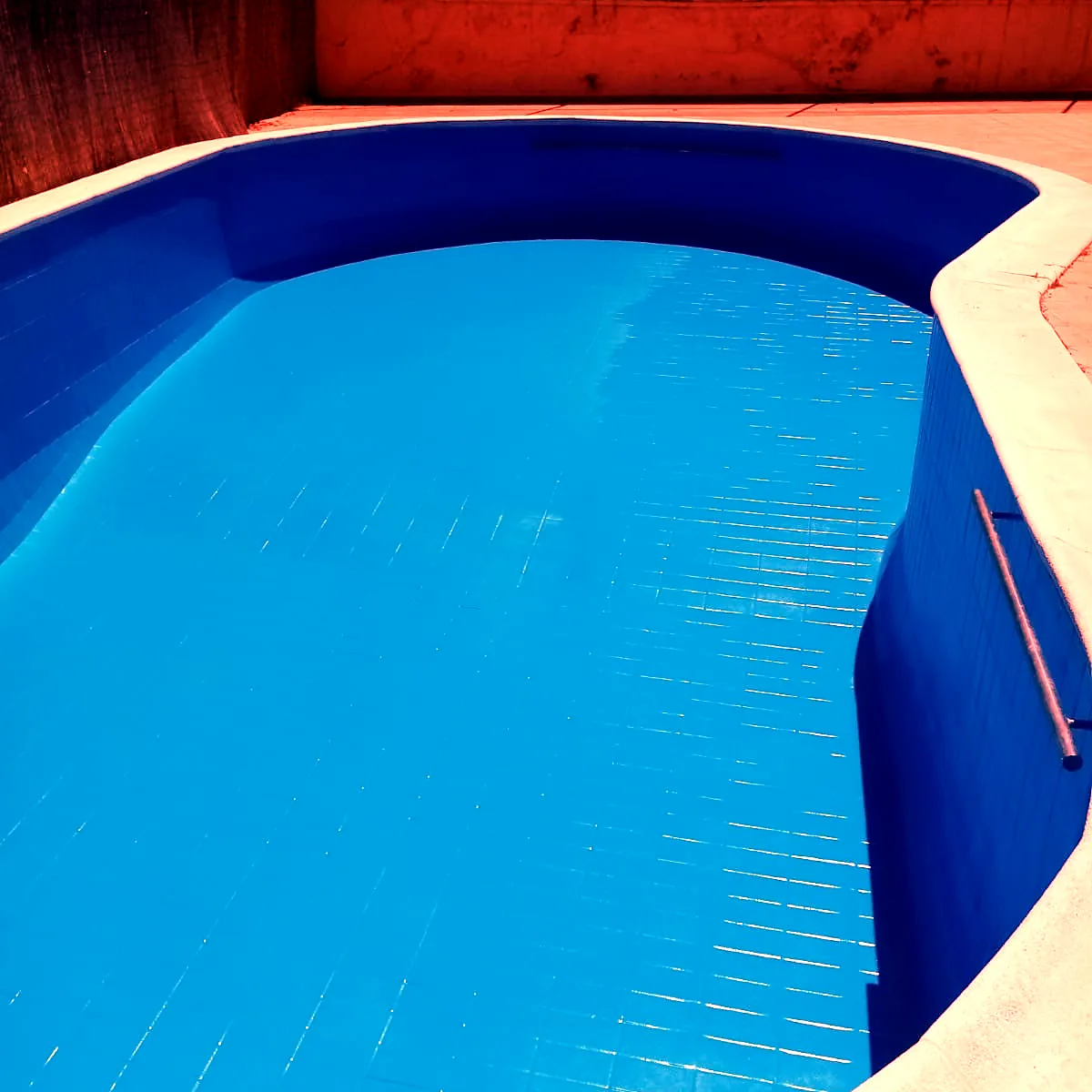Glossy blue pool coating over the old ceramic tiles in Almansa Glossy blue pool coating over the old ceramic tiles in Almansa
