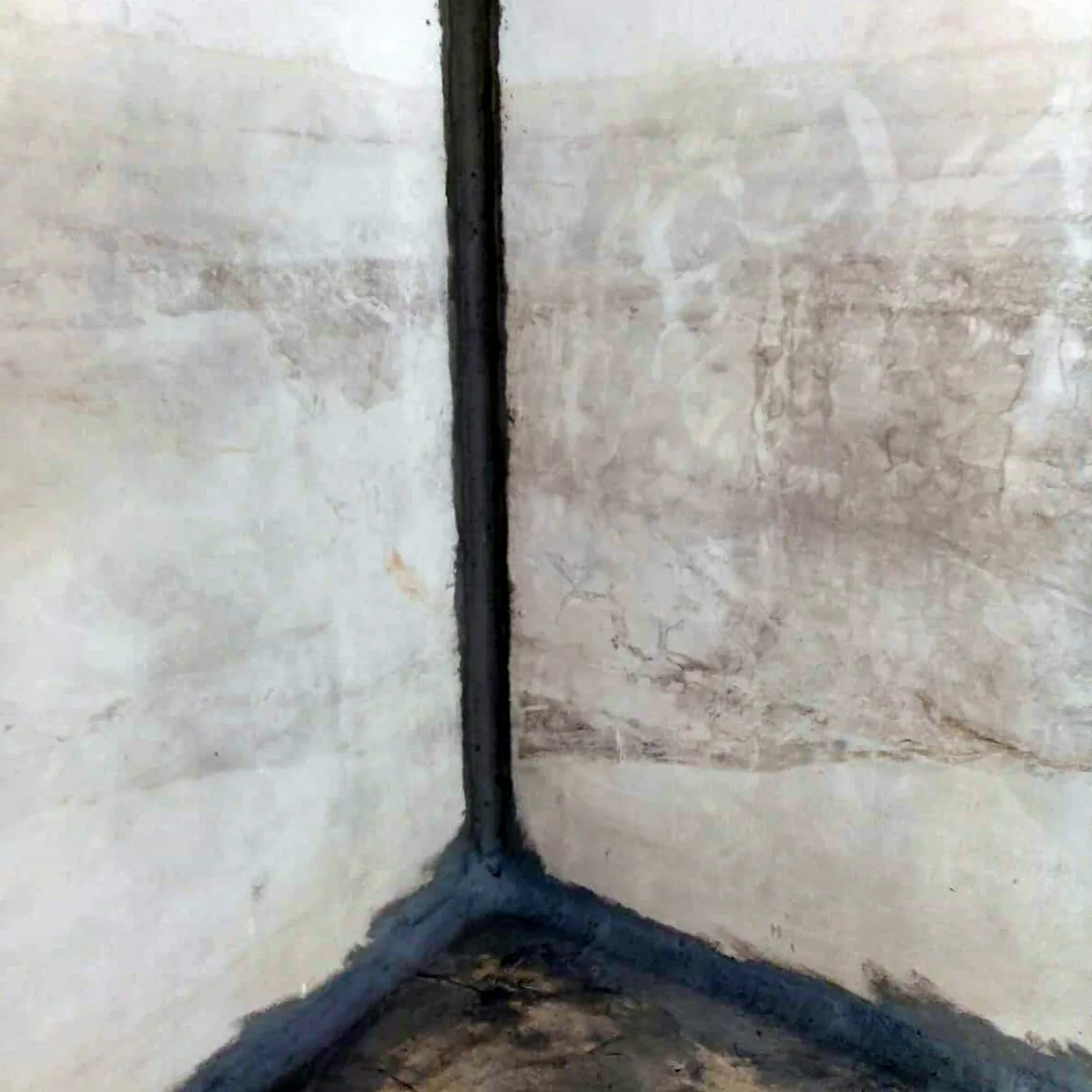 Tank corner sealed with Rayston Flex 3040 before spraying, Palma