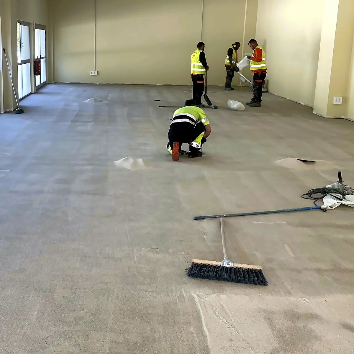 Pavimento de aparcamiento privado en Badajoz: preparación mecánica del hormigón antes de las capas de resina
